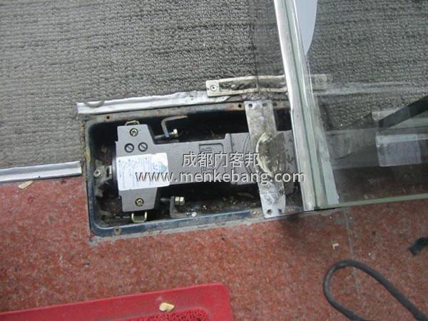 地彈簧玻璃門拆除方法,地彈簧玻璃門怎么拆除